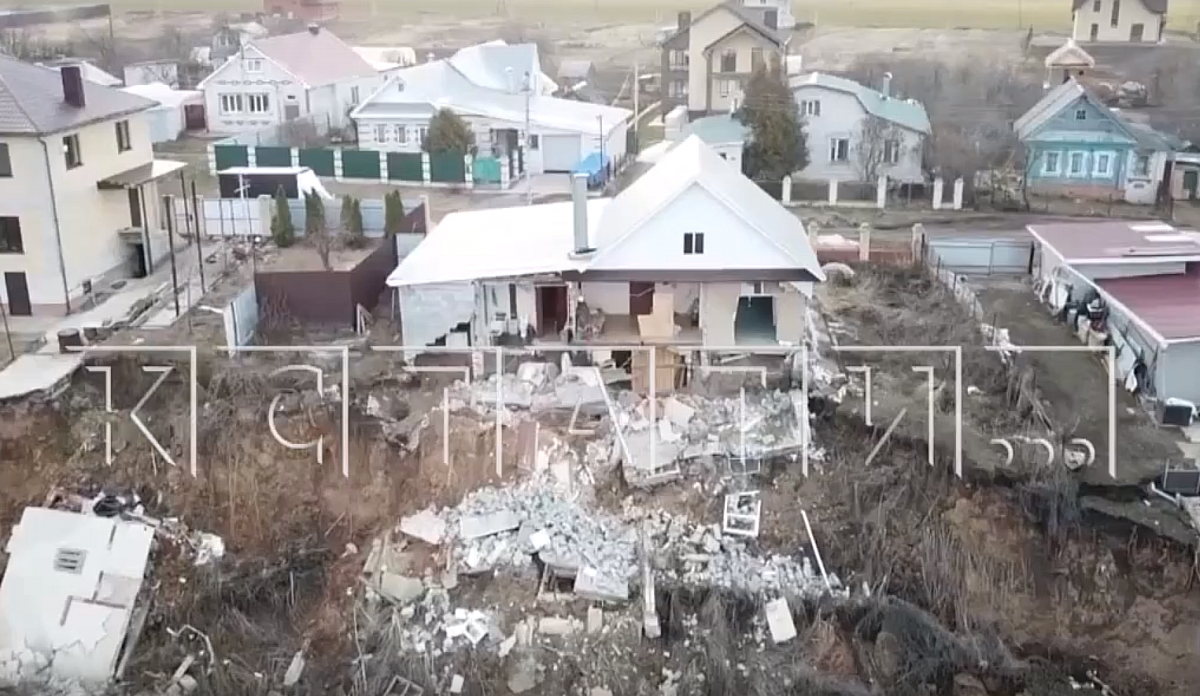 Дом, который обрушился в деревне Караулово, смыло в овраг из-за протечек на трубопроводе под землей