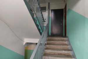 Жители дома на улице Панфиловцев добиваются ремонта в подъезде