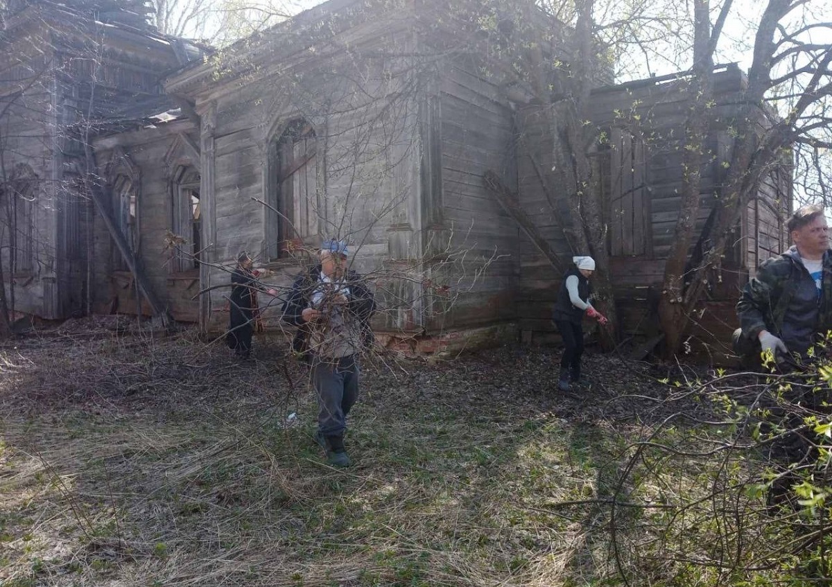 Жители села вышли на субботник и расчистили территорию вокруг церкви