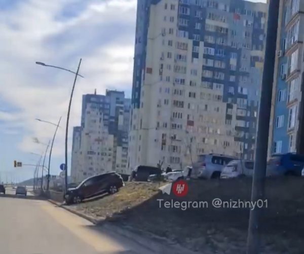 Машина съехала с парковки в ЖК «Седьмое небо» и врезалась в&nbsp;столб