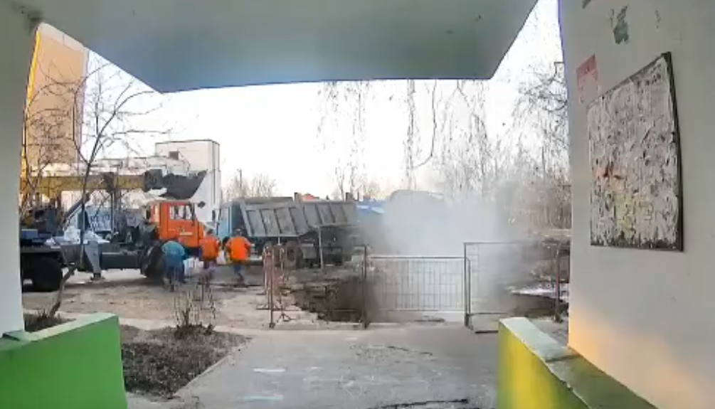 Трубопровод прорвало во дворе на улице Зайцева в Нижнем Новгороде