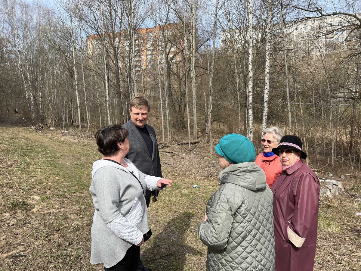 На встрече с инициативной группой жителей по поводу субботника в овраге между улицами Малиновского и Рокоссовского