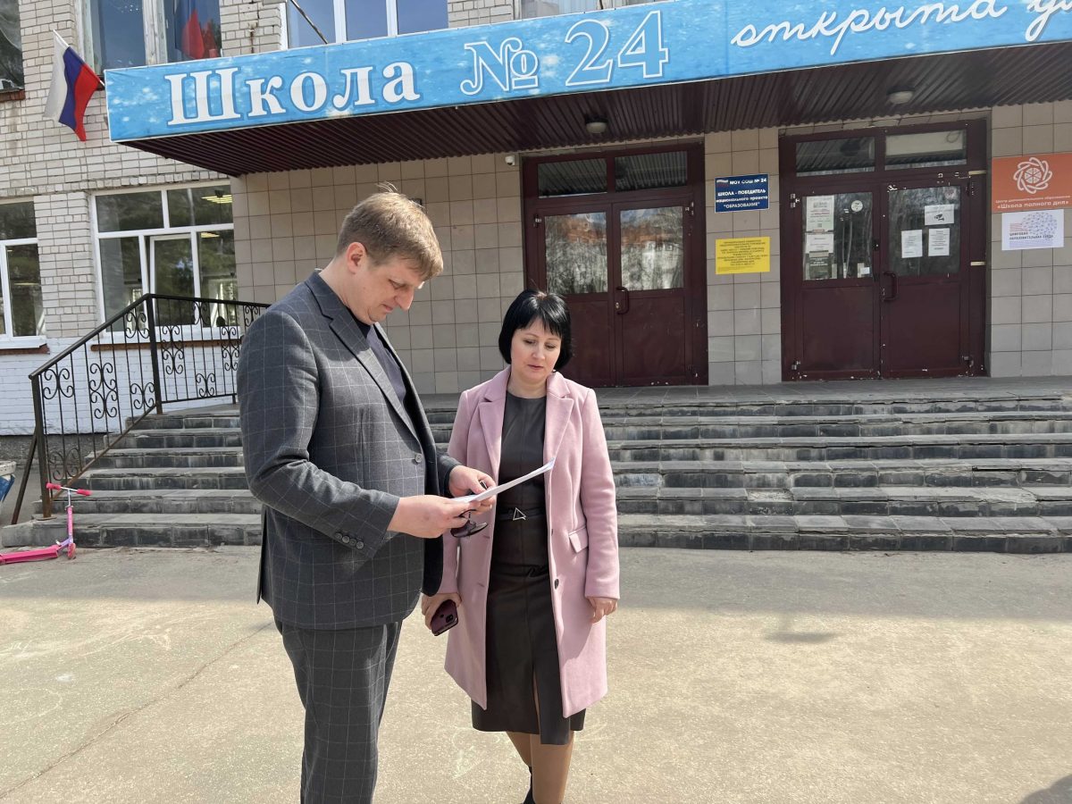 Алексей Кожухов на встрече с директором школы 24