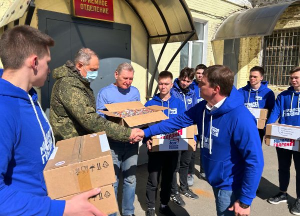 Военнослужащим в нижегородском госпитале передали больше 300 куличей