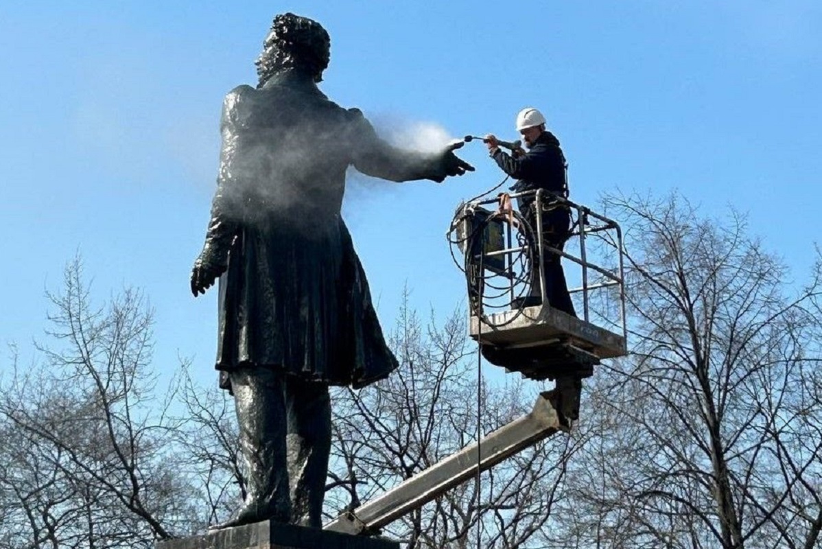 В Петербурге помыли памятник Пушкину