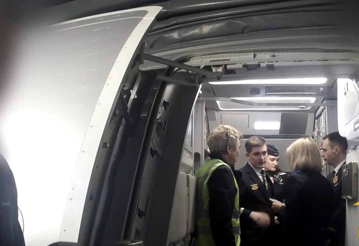 Двух пьяных нижегородцев сняли с авиарейса в Кемерове за неадекватное поведение