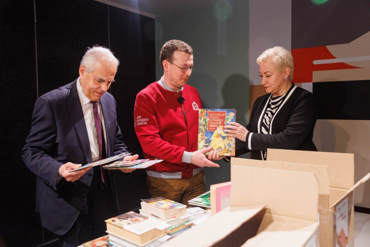 Сотрудники ЗАГСа и Комитета по делам архивов передали книги для жителей Харцызска