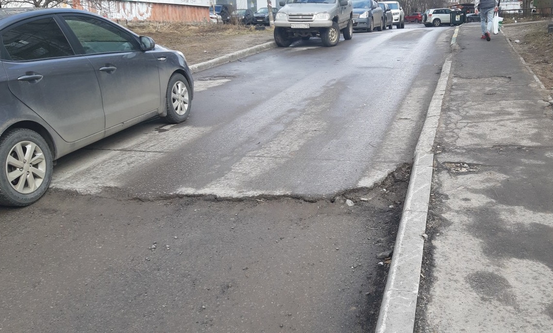 Недоделанную дорогу на Верхне-Печерской улице отремонтируют до начала лета