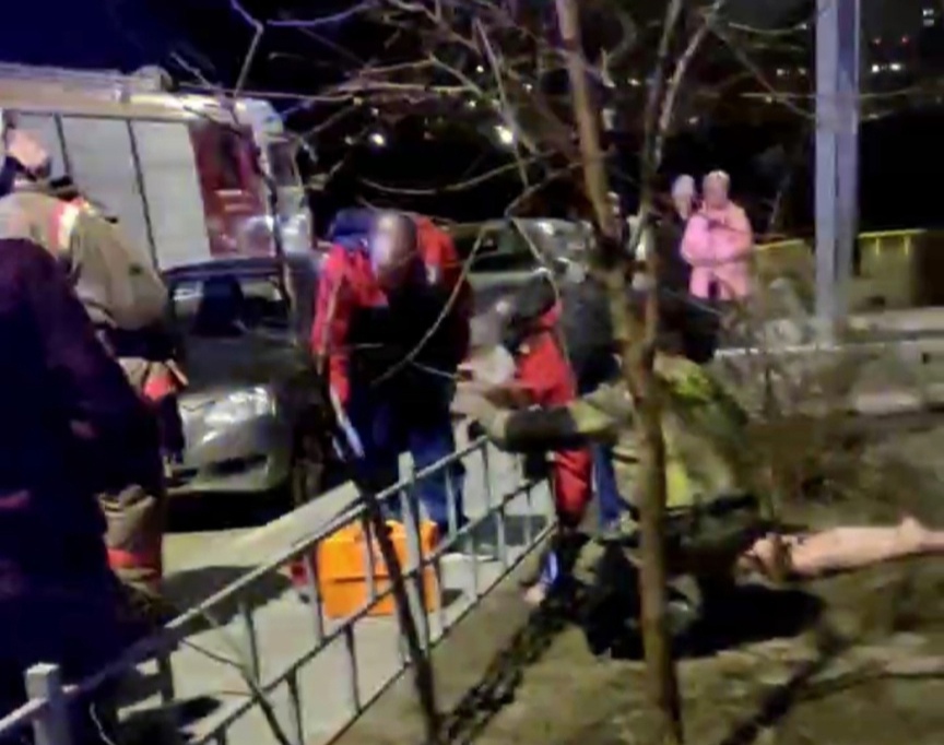 40-летняя женщина выпала из окна в ЖК «Бурнаковский» и выжила
