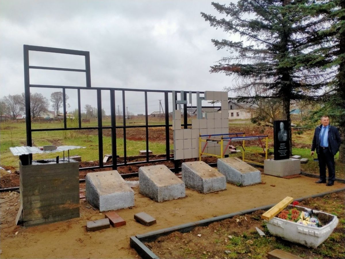 Восстановление разрушенного памятника советскому солдату продолжается в поселке Тонкино