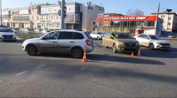 Ребенок постралал при столкновении автомобилей на круговом движении в Нижнем Новгороде