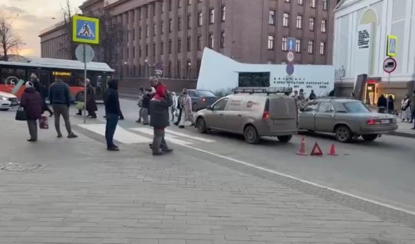 Девушку на самокате сбили в центре Нижнего Новгорода