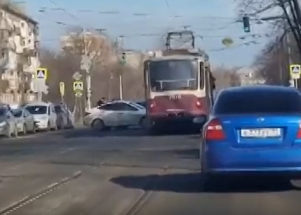 Два столкнувшихся автомобиля заблокировали движение трамваям на Ошарской улице 3 апреля