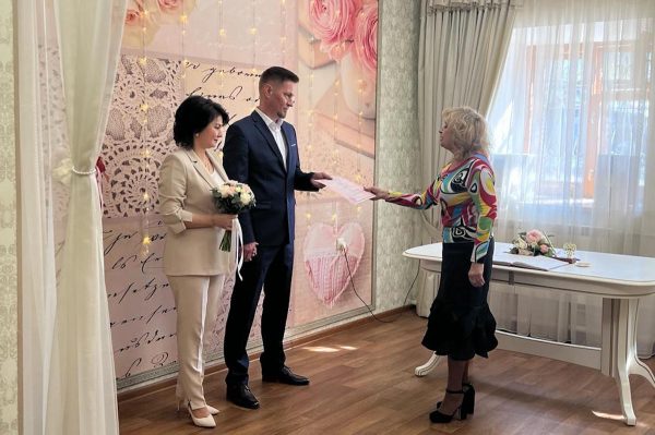 Наталья Назарова поздравила участника СВО с бракосочетанием