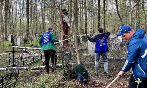 Волонтеры привели в порядок захоронения ветеранов на Стригинском кладбище