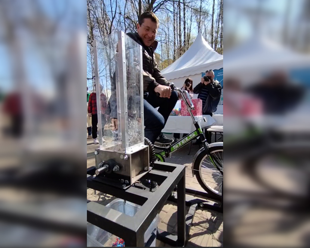 Глеб Никитин протестировал велошредер для переработки пластика во время Всероссийского субботника