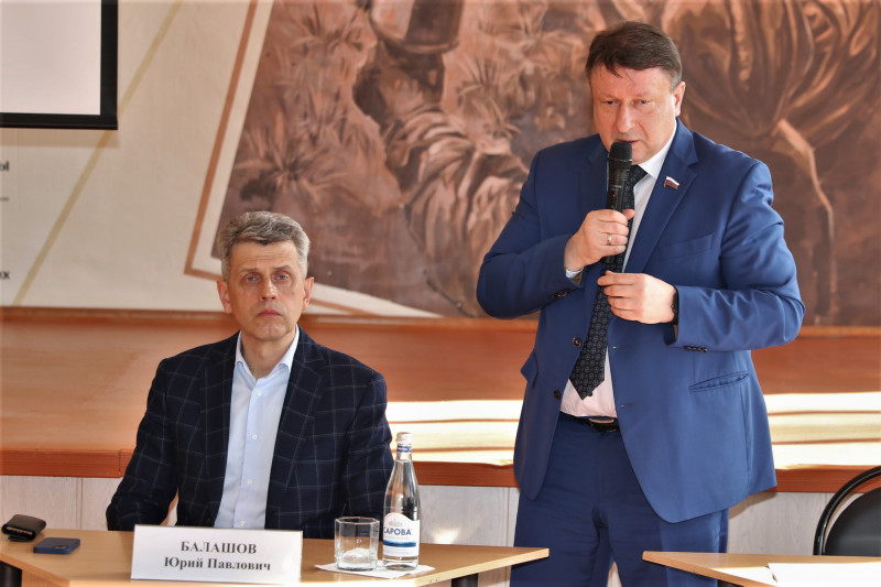 Олег Лавричев представил отчет депутата по избирательному округу №30