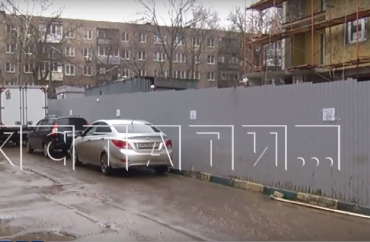 Припаркованный рядом со стройплощадкой автомобиль залили бетоном в Нижнем Новгороде