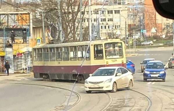 Трамвай и легковушка столкнулись на улице Бекетова