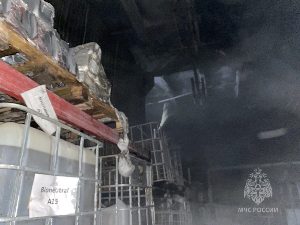 Пожар произошел на складе на улице Геологов в Нижнем Новгороде