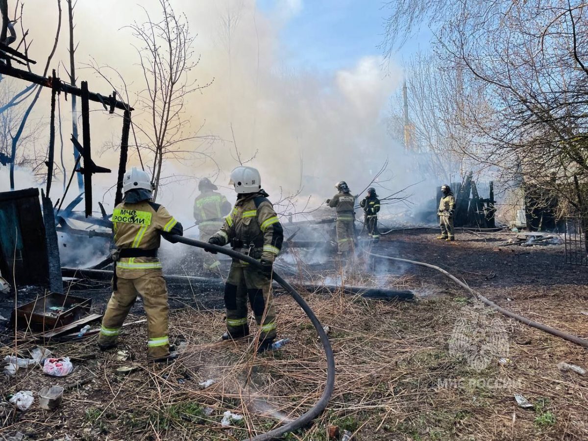 Восемь заброшенных сараев сгорели в Выксе