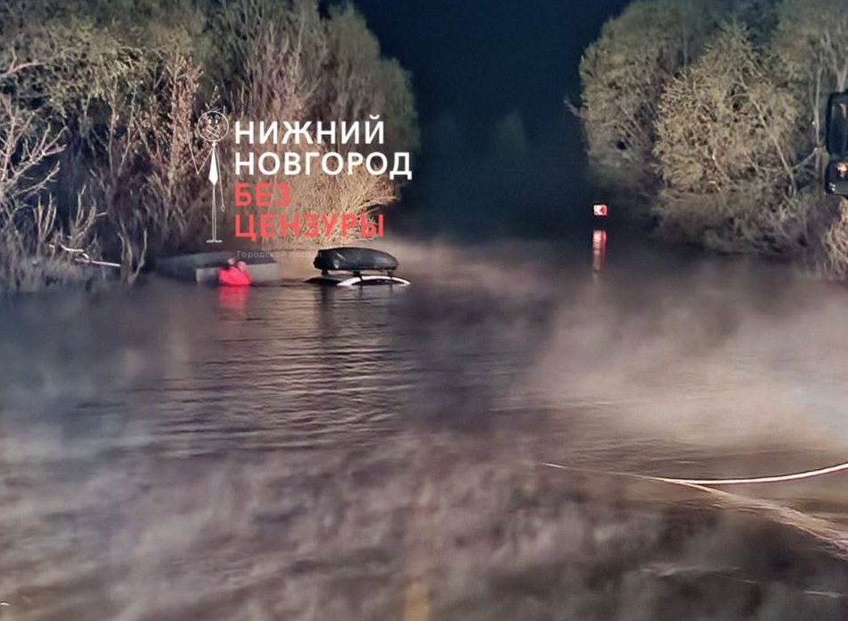 Автомобиль утонул на затопленной дороге Павлово-Тумботино