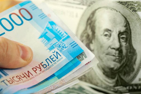 Взяли курс: что будет дальше с рублём и долларом