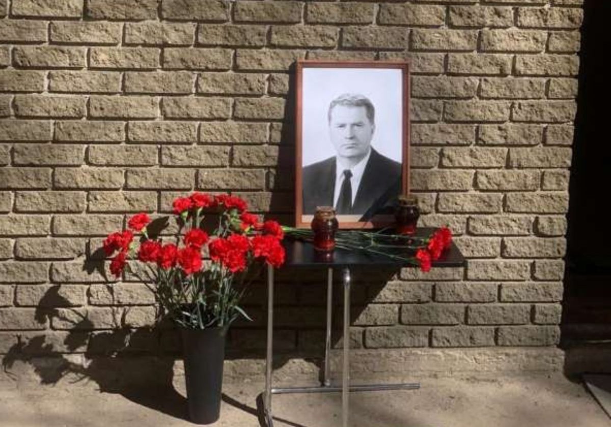 Мемориал Владимиру Жириновскому открыли около штаб-квартиры ЛДПР в Нижнем Новгороде