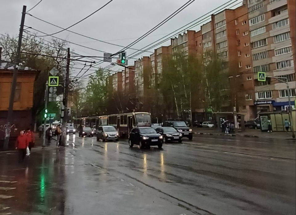 Сломанное авто преградило проезд трем трамваям на улице Белинского