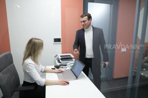 Соцопросы: у россиян все чаще пропадает доверие к коллегам на работе