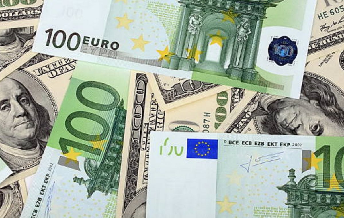 Экономист назвал причины резкого подорожания доллара и евро