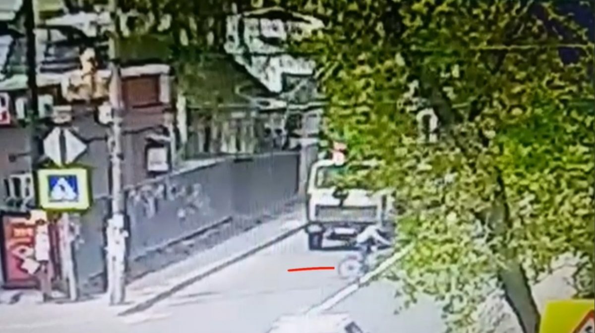 Велосипедист попал под колеса автокрана в Сормовском районе