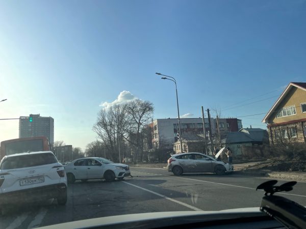 Огромная пробка образовалась на улице Родионова из-за аварии около ЖК «Маяк»