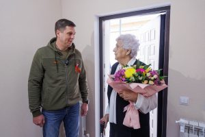 Андрей Гнеушев вручил ключи от перестроенного дома пенсионерке из Шатков, пожертвовавшей личные сбережения на поддержку участников СВО