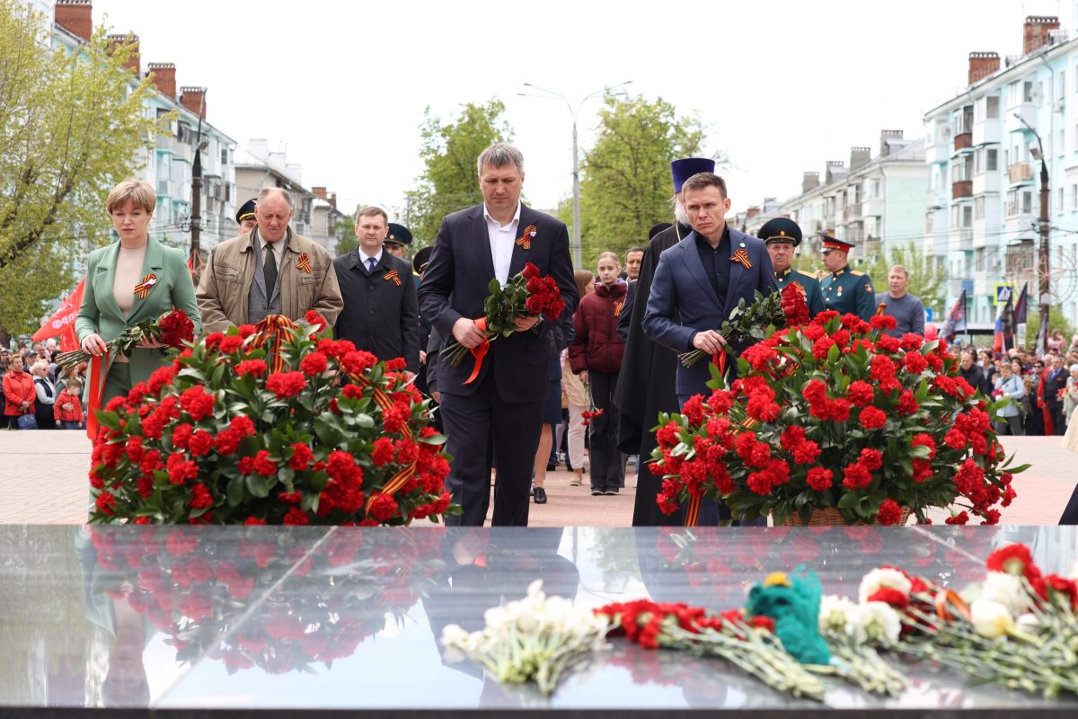 Церемония возложения цветов к Мемориалу Вечного огня открыла празднование Дня Победы в Дзержинске