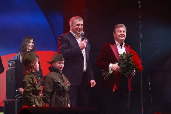 На главной сцене Дзержинска в День Победы выступил Лев Лещенко