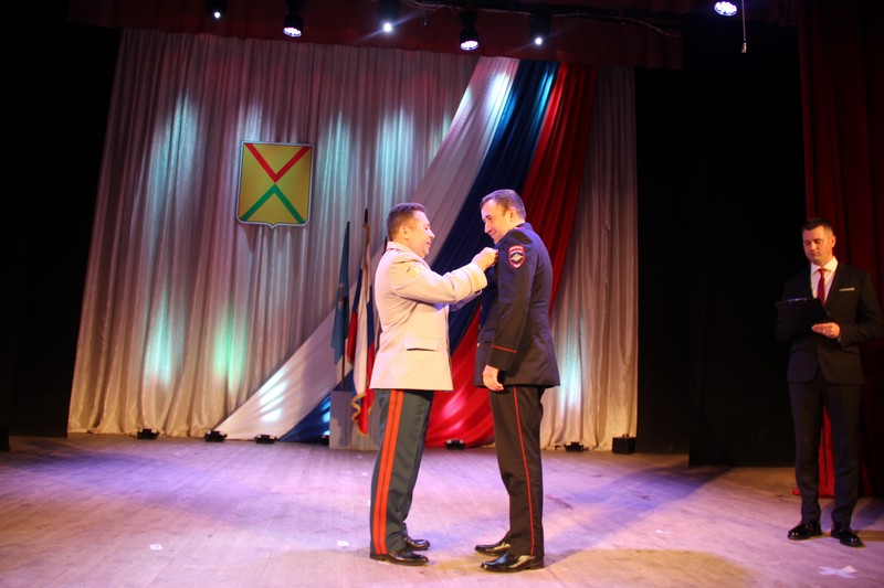 Арзамасского полицейского наградили медалью за спасение людей во время пожара