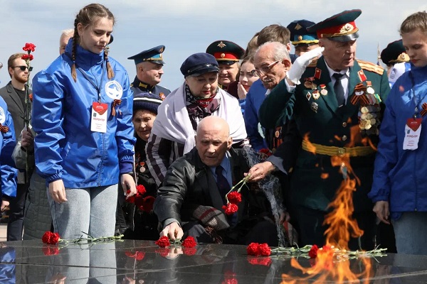 Ветераны возложили цветы к Вечному огню в Нижегородском кремле