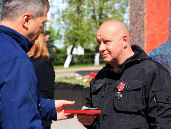 Орден Мужества вручили бойцу СВО Дмитрию Зятеву в Дзержинске 9 мая