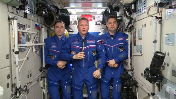 Российские космонавты поздравили соотечественников с Днем Победы с борта МКС