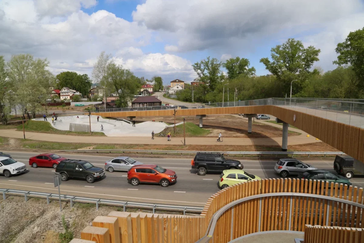 Алюминиевый пешеходный мост со смотровой площадкой открыли на Бору
