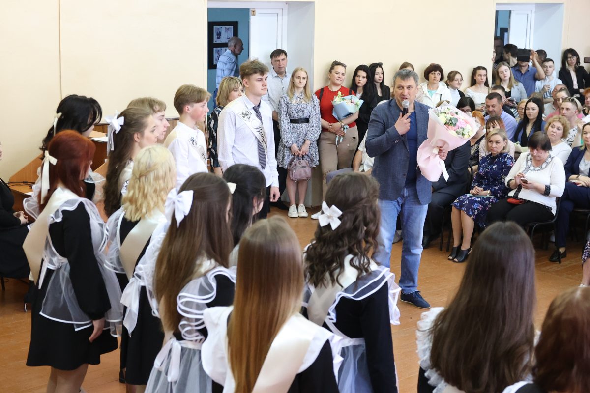 Иван Носков поздравил выпускников с окончанием школы