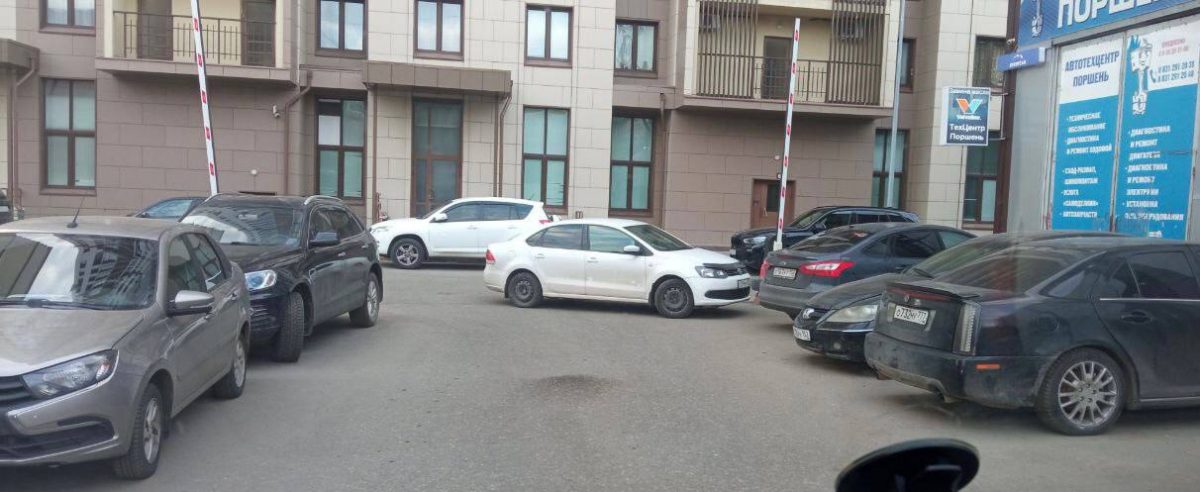 Припаркованный поперек дороги автомобиль задержал ехавшую к младенцу «скорую» в Нижнем Новгороде