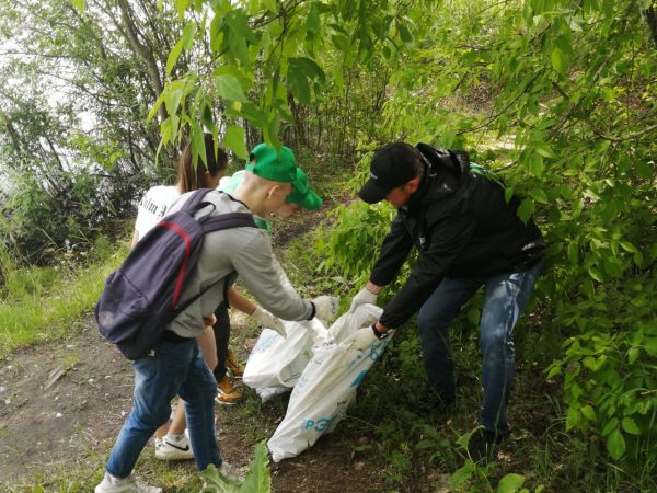 Около 10 тонн мусора вывезли с берега реки Левинки в ходе экологической акции «Убери за собой»