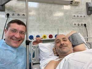 Глеб Никитин навестил Захара Прилепина в больнице в День Победы