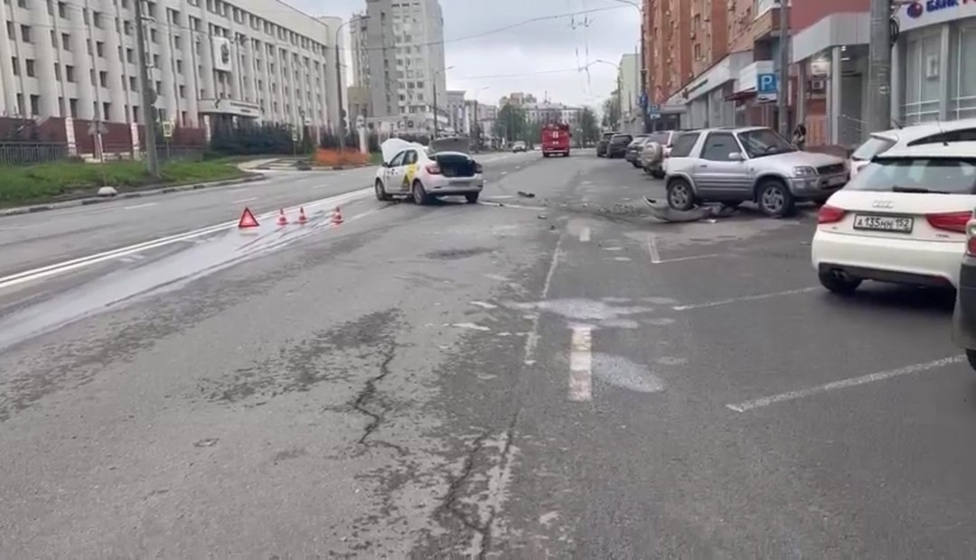 Уснувший за рулем таксист врезался в два автомобиля на улице Горького