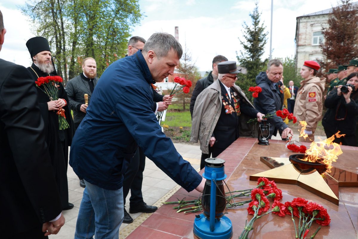 Частицу Вечного огня передали из Дзержинска в Володарск для мемориала памяти погибшим в годы ВОВ