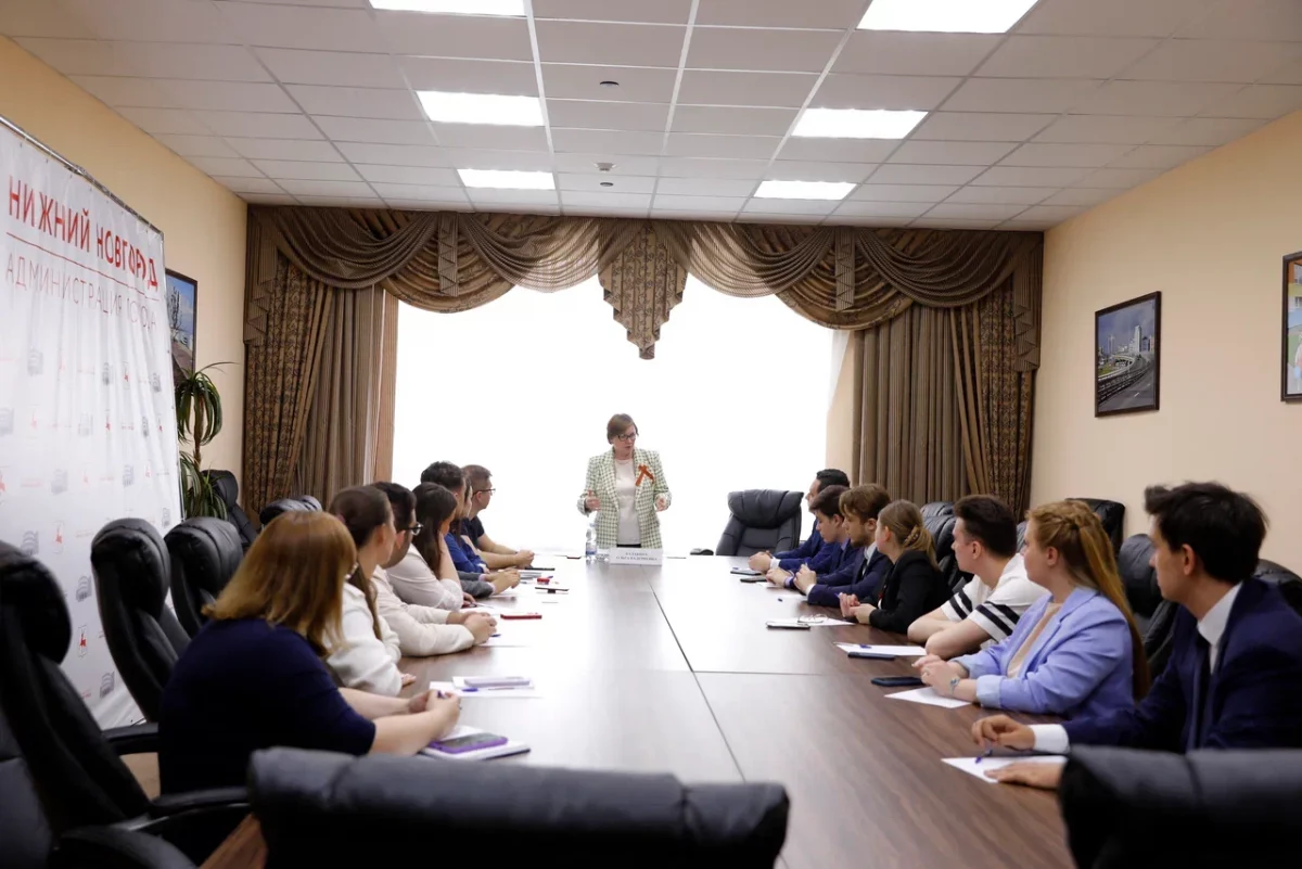 Ольга Валериевна проводит занятие для Молодежной палаты Думы Нижнего Новгорода
