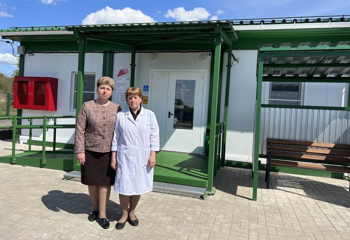 Главный врач Пильнинской ЦРД Любовь Блинова (слева) и фельдшер Тамара Сарбаева у нового ФАПа
