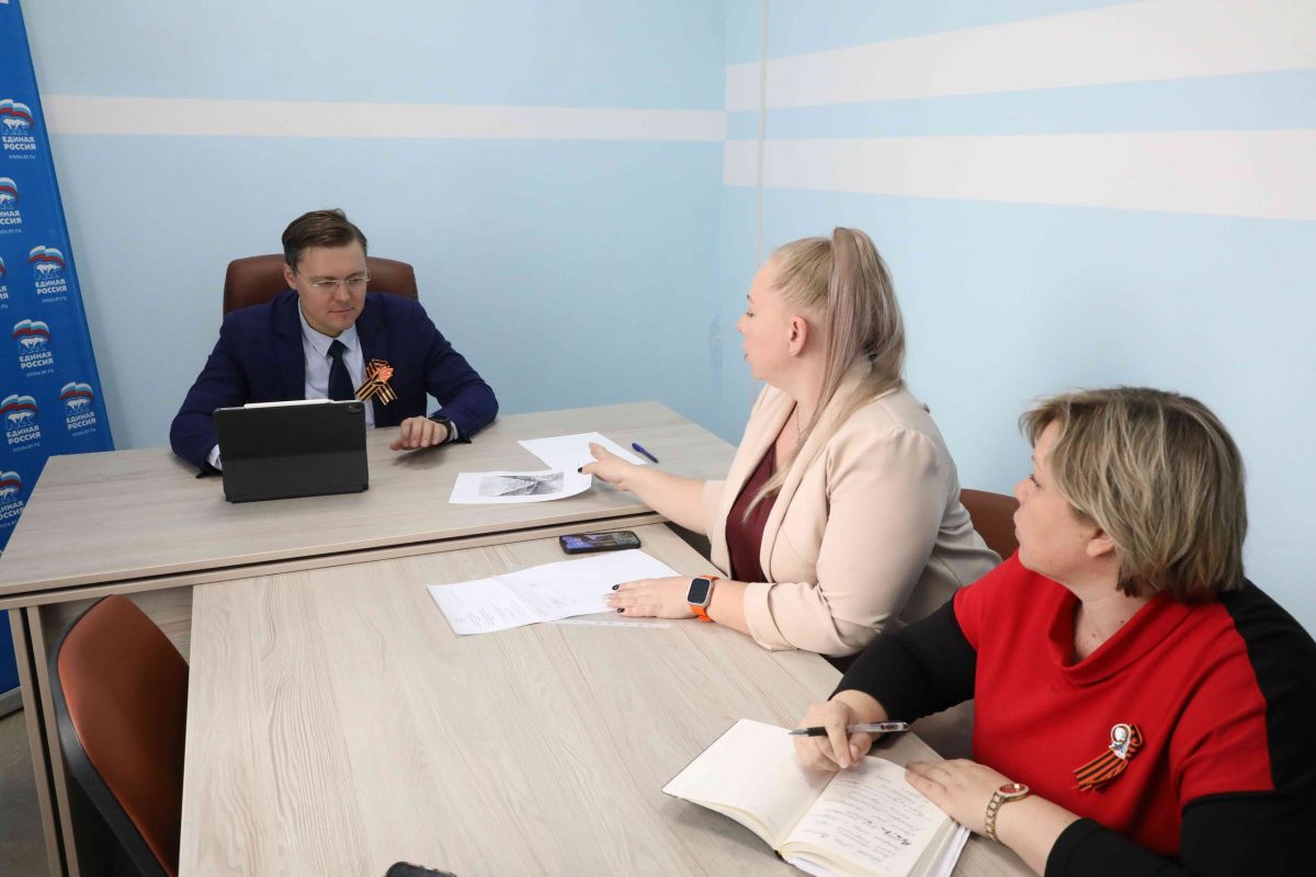 В Депутатском центре Михаил Иванов обсудил с педагогами школы 141 проведение открытого урока